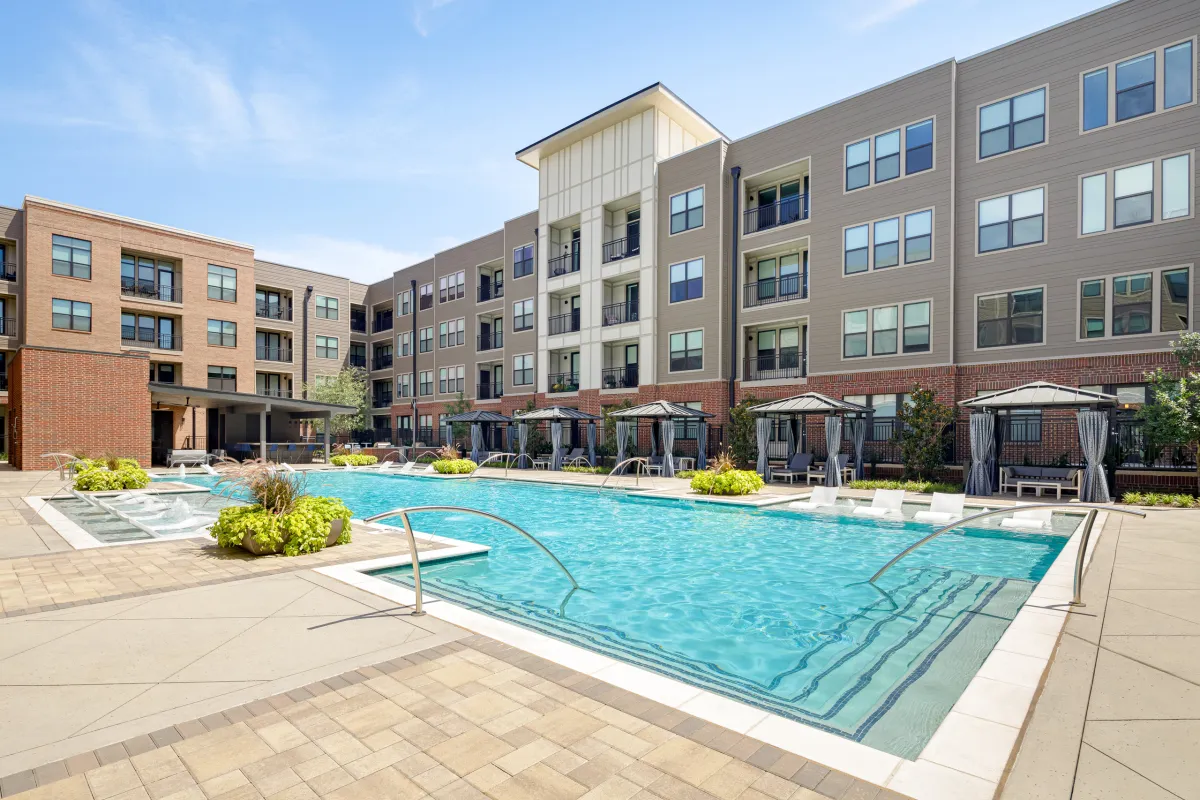 AMLI Addison in Addison: the pool and its cabanas in the courtyard