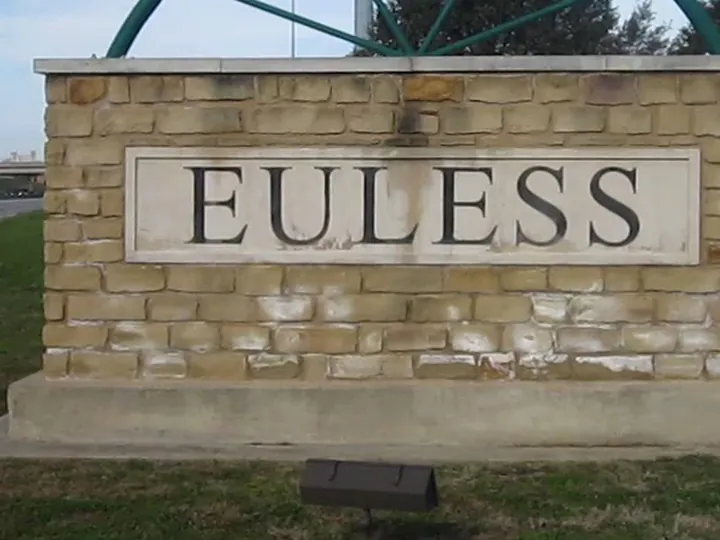 The stone Euless welcome sign beside a highway