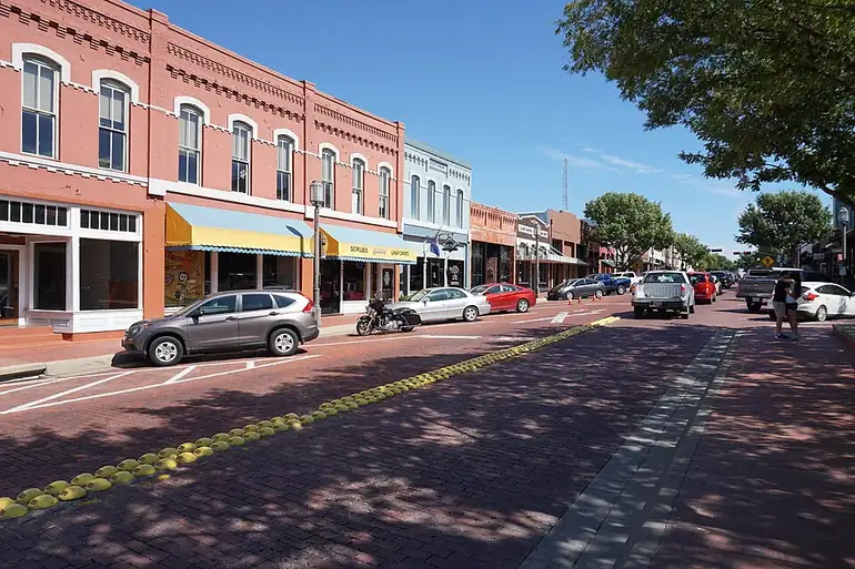 Brick storefronts along 15th Street in downtown Plano