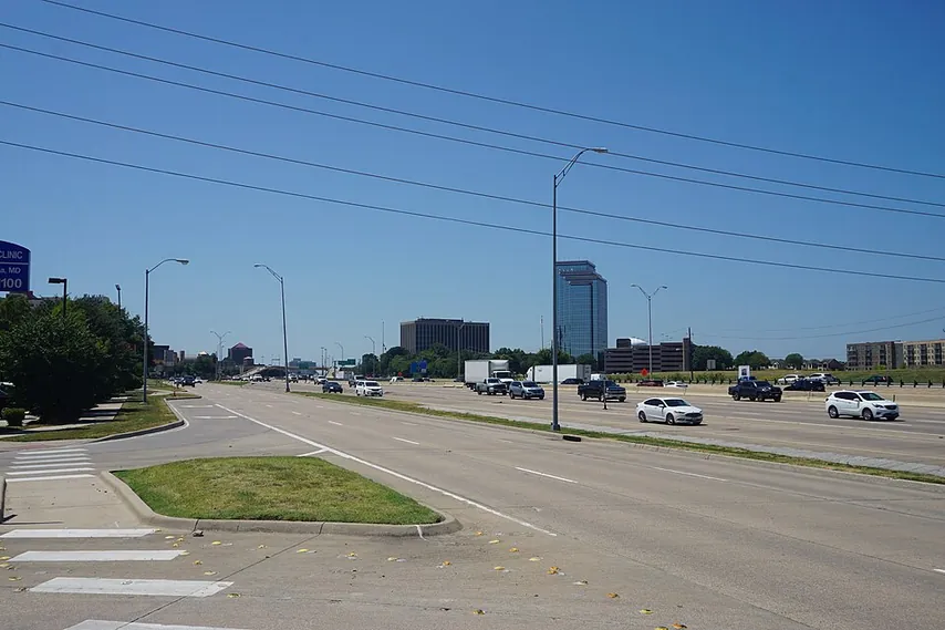 리처드슨을 관통하는 North Central Expressway(US 75)